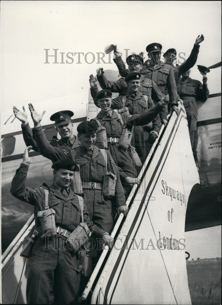 1958 Press Photo 10th Infantry Brigade Fly From Essex to Cyprus - Historic Images