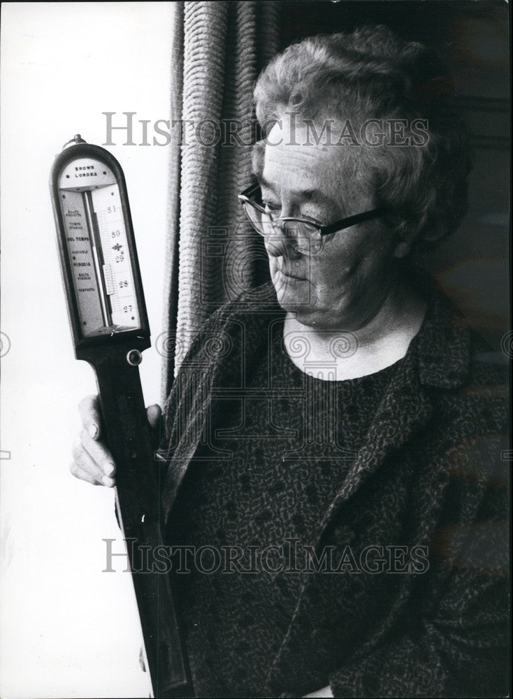 Press Photo Madge Biggs/1886 Great Britain Weatherglass - KSB66525-Historic Images