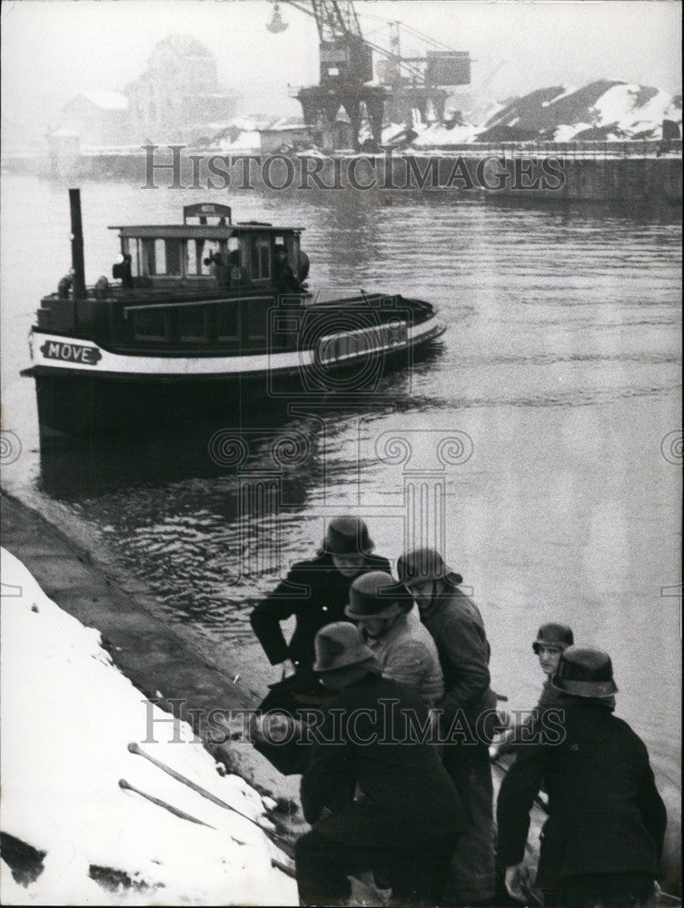 1959 Man Attempts Suicide By Jumping Into Sear-River In Saarbruecken - Historic Images