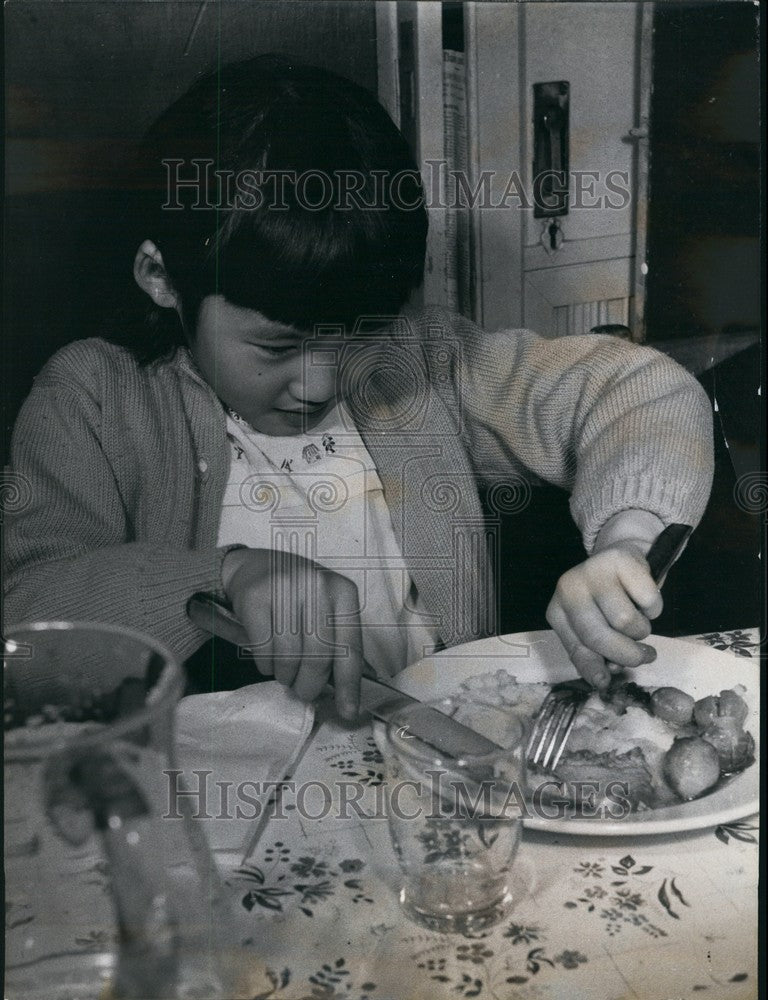 Press Photo Yound girl and her dinner - Historic Images