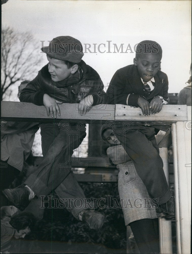 Press Photo Two young boys on a fence - KSB66645 - KSB66645 - Historic Images