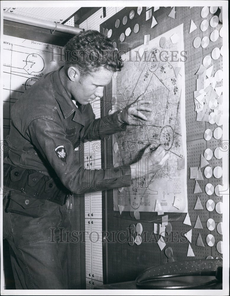 Press Photo Sgt William N Long Lays Out Tactical Plans For Army Research And Dev-Historic Images