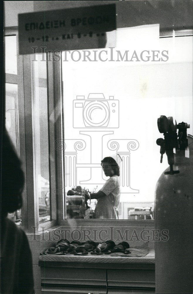 Press Photo Athens Maternity Hospital Quintuplets Being Attended To - Historic Images