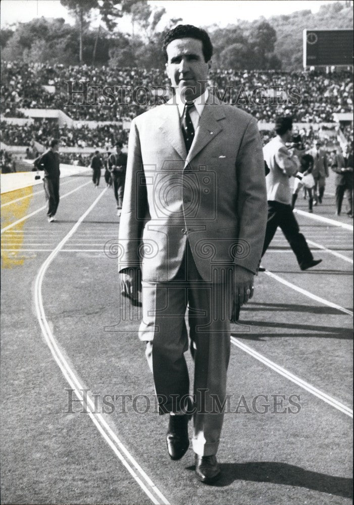 Press Photo Italian AS Roma Soccer Coach Helenio Herrera Walking Track - Historic Images