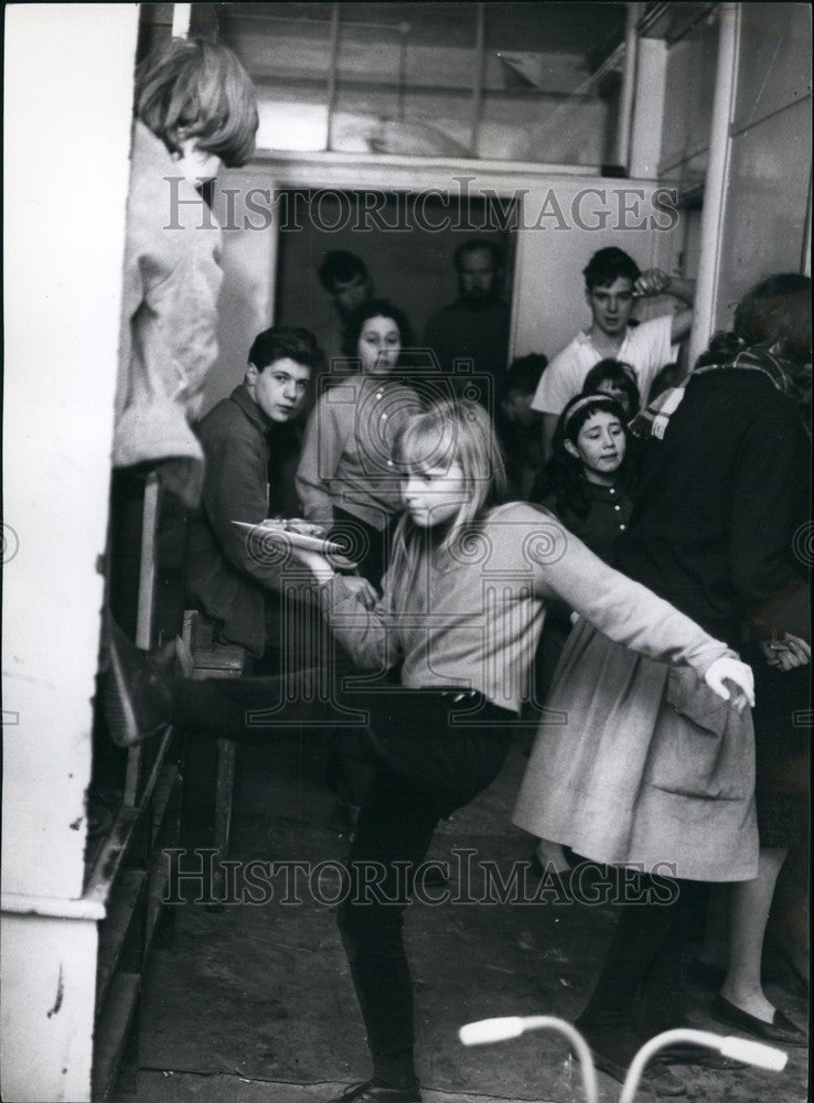 Press Photo Girl kicks boy during lunch lineup - Historic Images