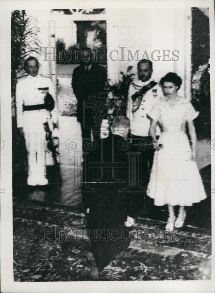 Press Photo Queen Elizabeth II Holding Investiture At King&#39;s House Kingston - Historic Images