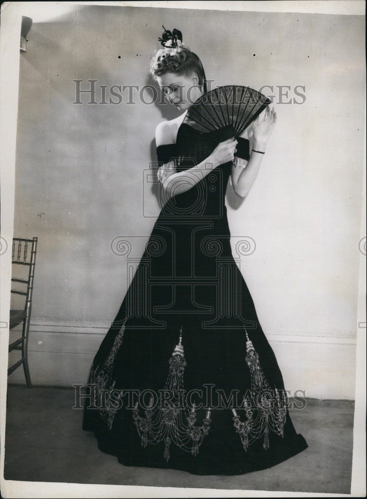 Press Photo Woman Modeling Crinoline Tinling Smart Gown Black Velvet - KSB67079 - Historic Images