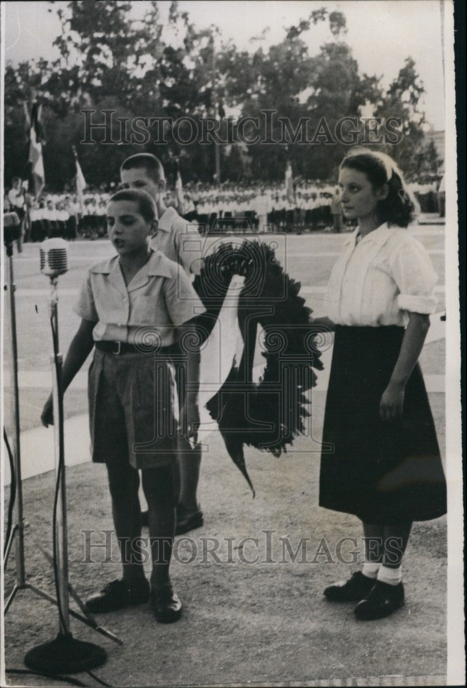 1950 Greek Children Laying Wreath On Unknown Soldier Tomb-Historic Images