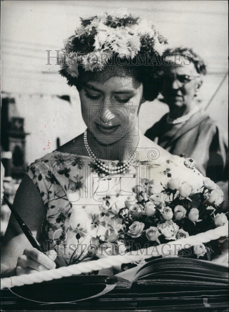 1958, Princess Margaret Carrying Rose Bouquet At Victoria Welcome - Historic Images