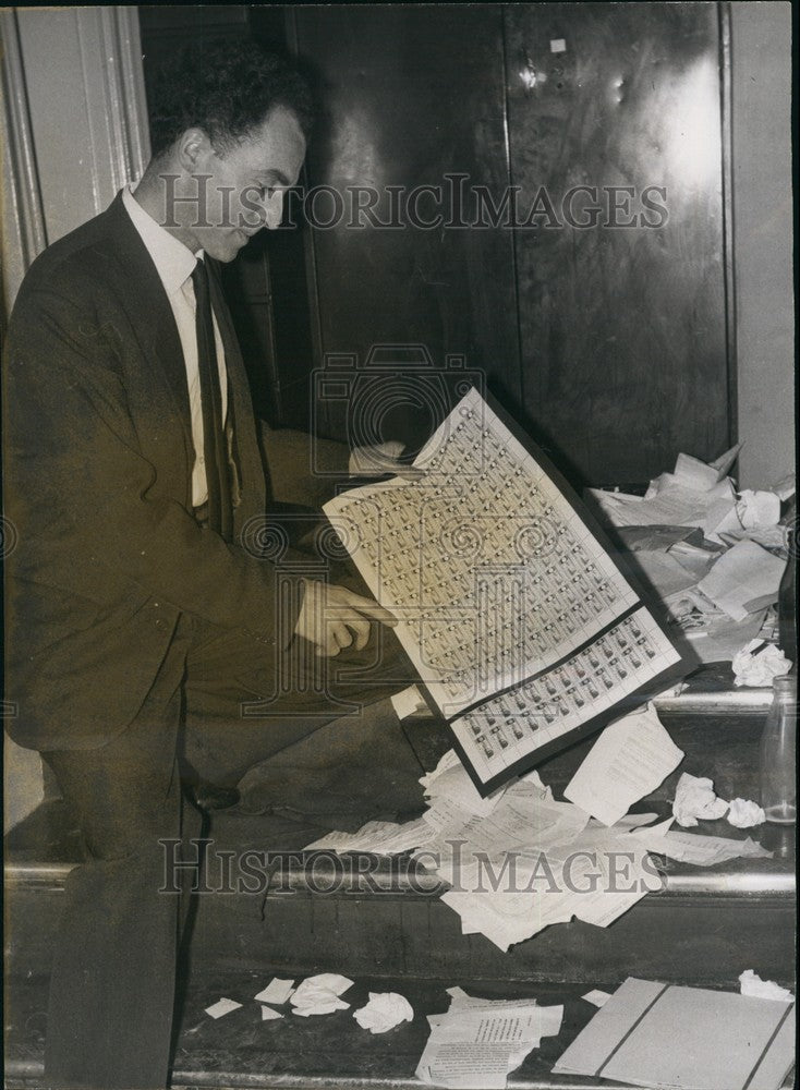 1967 Press Photo Detective Inspecting Strand Stamp Dealer Raid Debris - Historic Images