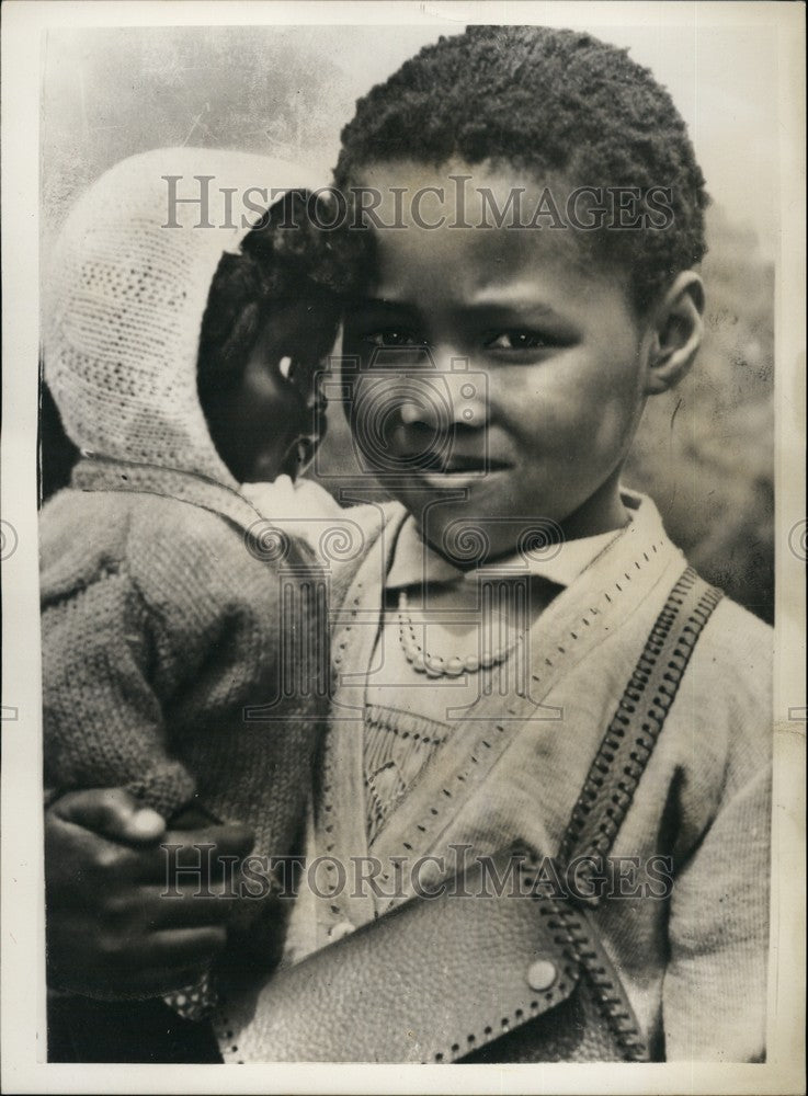 1956 5 Year Old Laura Gets To Stay With Foster Parents - Historic Images