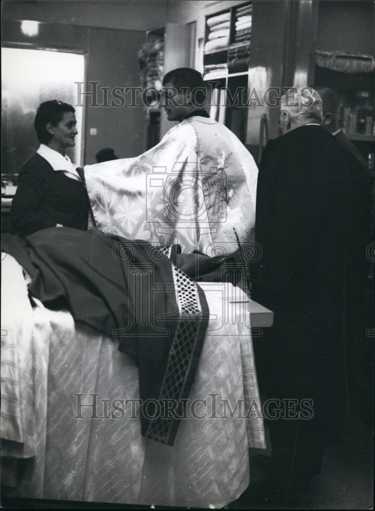 Press Photo Monseigneur George L. Leach Tries On A Cope - KSB67469-Historic Images