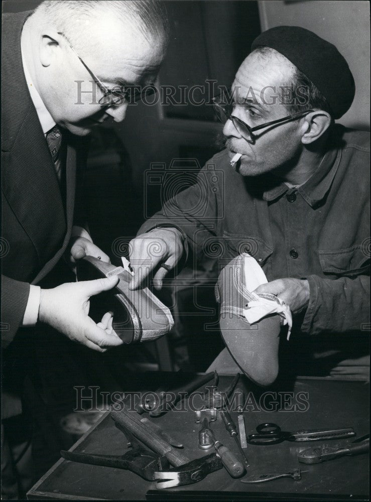 Press Photo Clerical Shoemaker Shows His Boss A Finished Pair Of Shoes - Historic Images