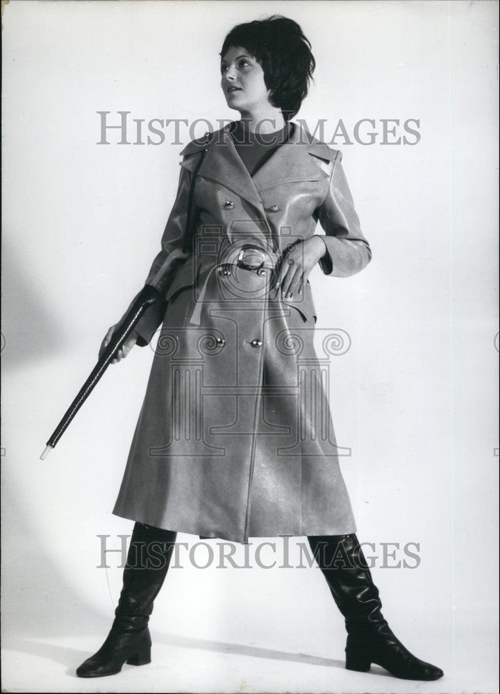 1970 Press Photo One Of The Latest Umbrella Models For Autumn And Fall - Historic Images