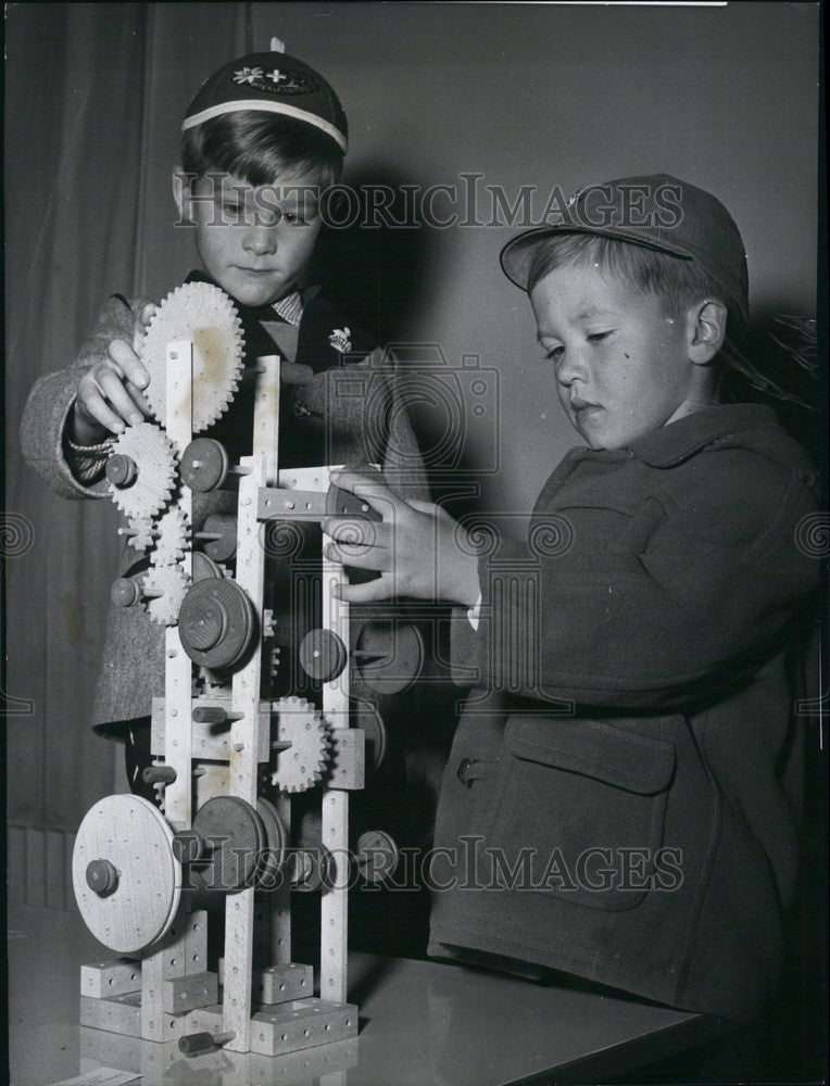 1958 Two Children In Hamburg Invent A Toy With A Wood-Building Box - Historic Images