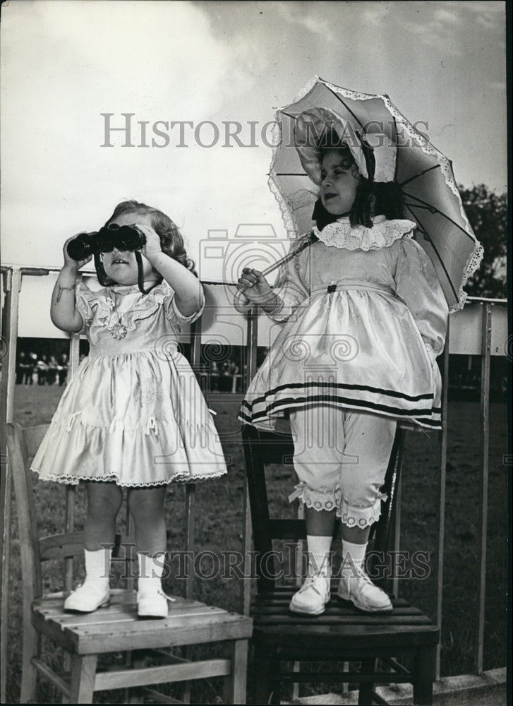 1958, Two Youthful Mannequins Seen At The Auteuil Enclosure - Historic Images