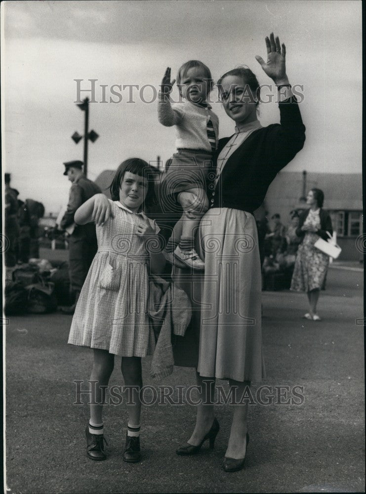 1958 Press Photo The Carter Family Waves Goodbye to Dad Captain Carter-Historic Images