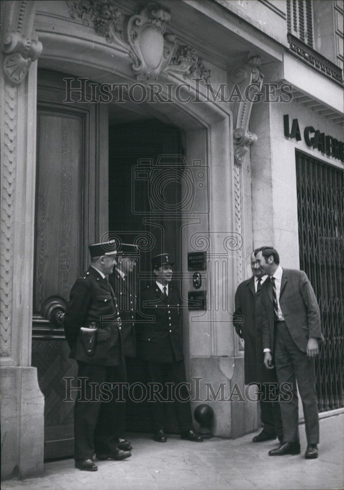 1967, Police guard fake Banker, Pierre Travers hdqtrs - KSB67733 - Historic Images