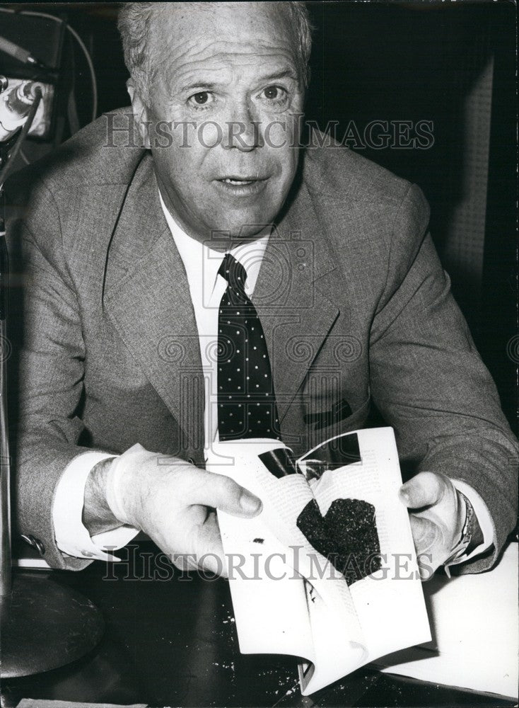 1973 Press Photo Commander Robert Huntley & a "book" bomb - Historic Images