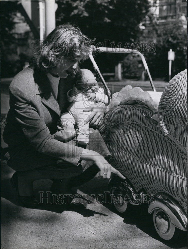 1955 Daddy Muetzel & baby Ingrid and a car pram - Historic Images
