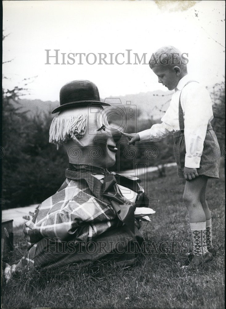 1964 Press Photo &quot;Tales-garden&quot; in Jagsthausen ,Heimo the clown &amp; a boy-Historic Images