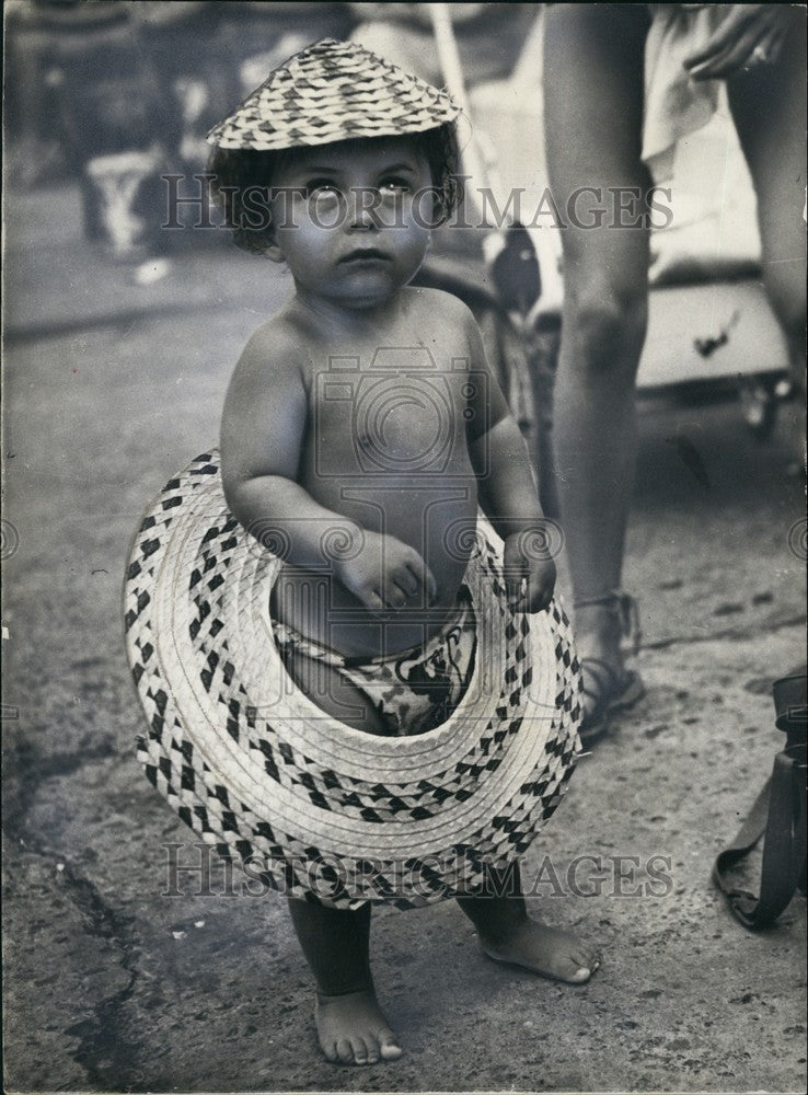 1958 Press Photo Trevor Wood and his hat that fell apart - Historic Images