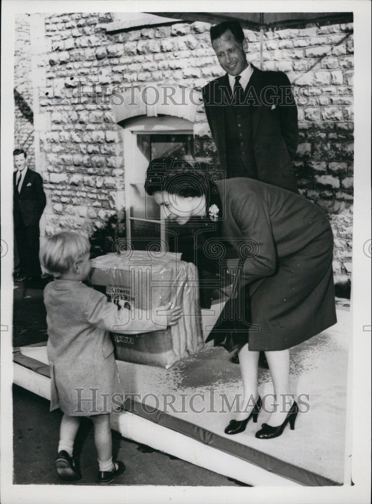 1959 Blanket Gift to the Queen - Historic Images