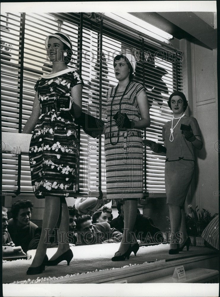 Press Photo The new hem-line on models in store window - KSB68049-Historic Images