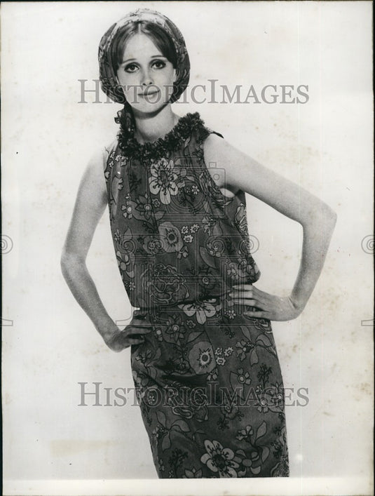 Press Photo Louis Feraud design on a model - KSB68075 - Historic Images