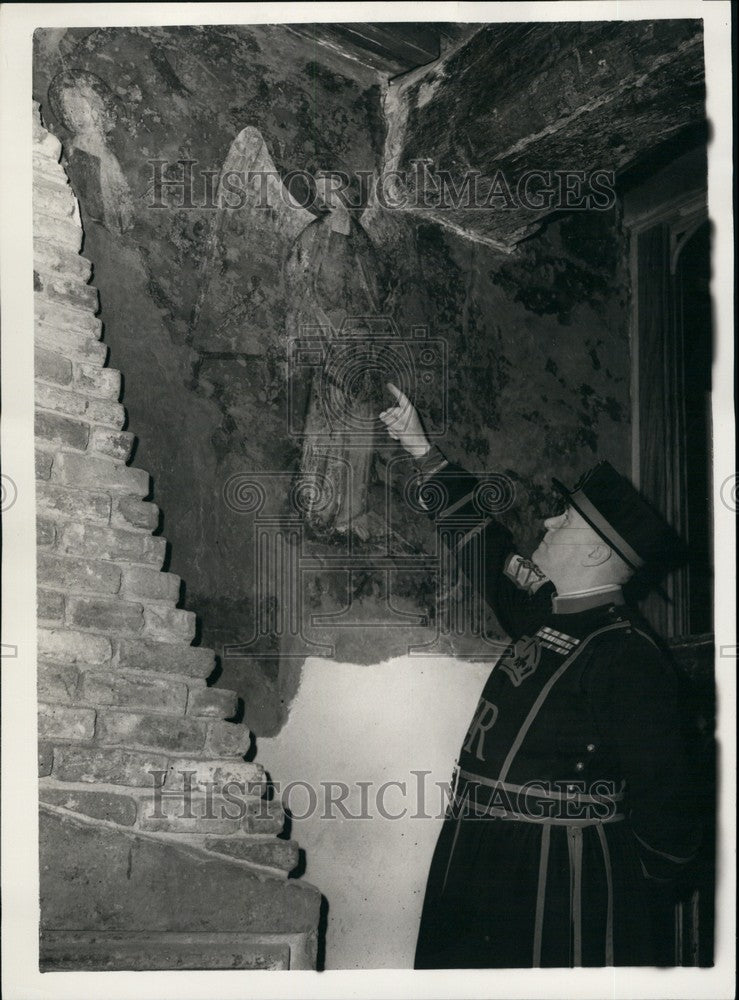 1956 Press Photo Chief Yeoman Allan C. Griffin Points Mural Byward Tower London-Historic Images