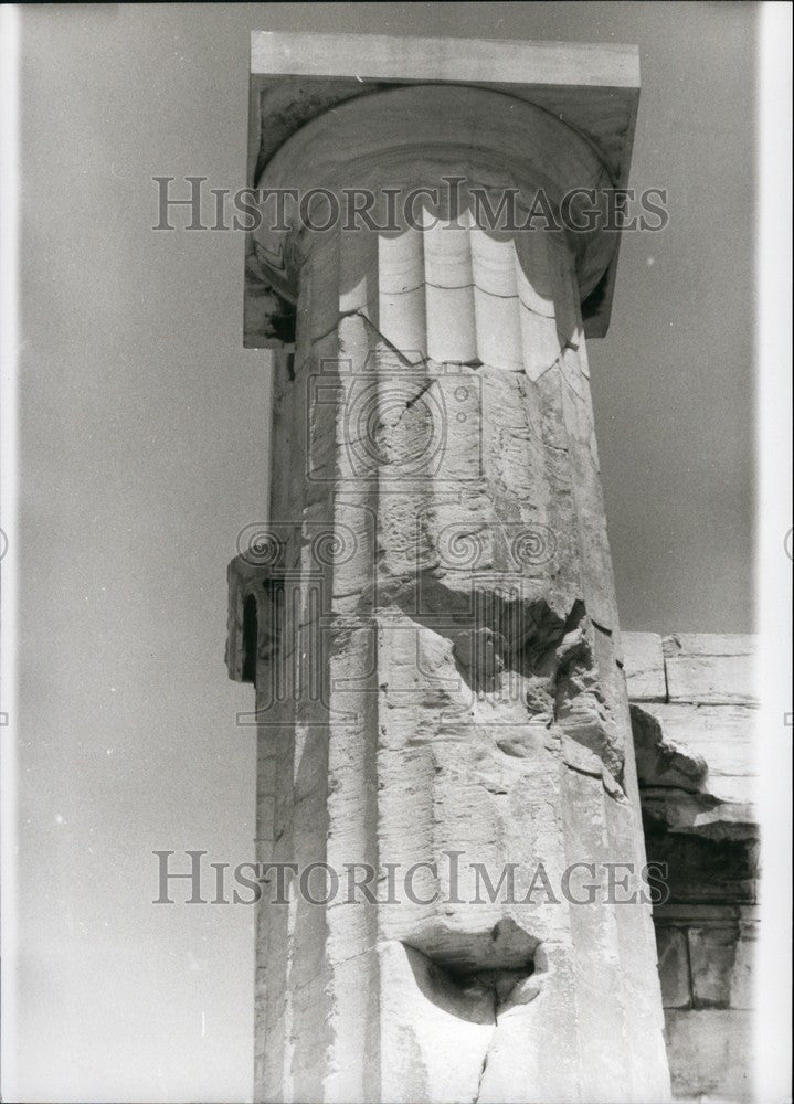 1969 Press Photo Deteriorating Acropolis Column - Historic Images
