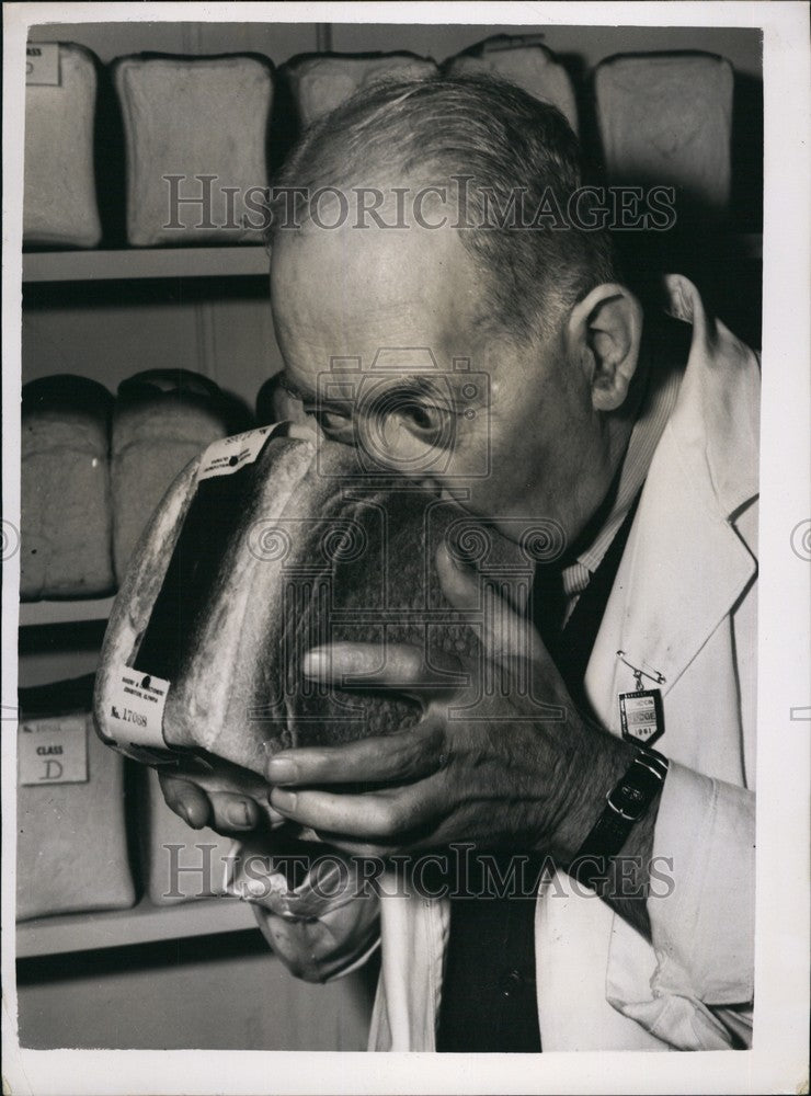 1952 Judge Robinson at the International Bakers & Confectioners Expo - Historic Images