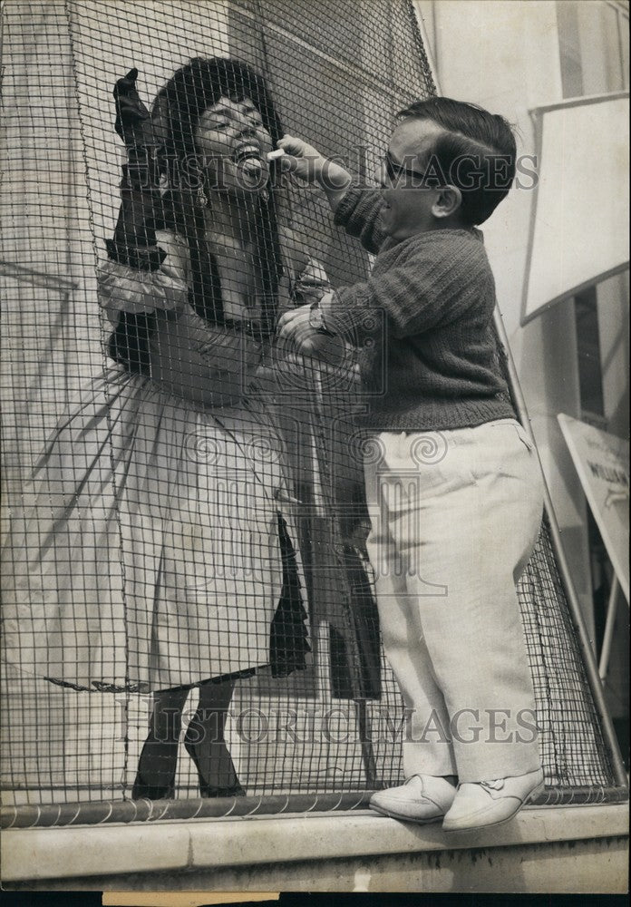 1960 Press Photo French Starlet Mona Carraz & Circus dwarf Frank Drago - Historic Images