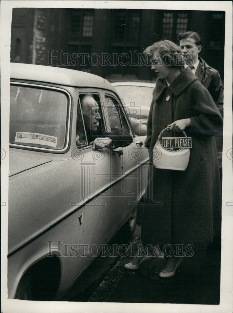 1958 Press Photo Lady gets a lift during The Bus Strike - KSB68453 - Historic Images