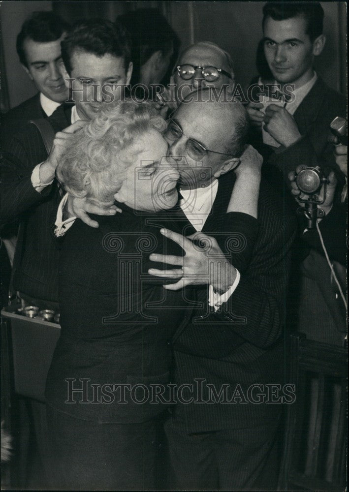 1959 Press Photo prize winner congratulated by MME Simone M. Bernard Privat - Historic Images