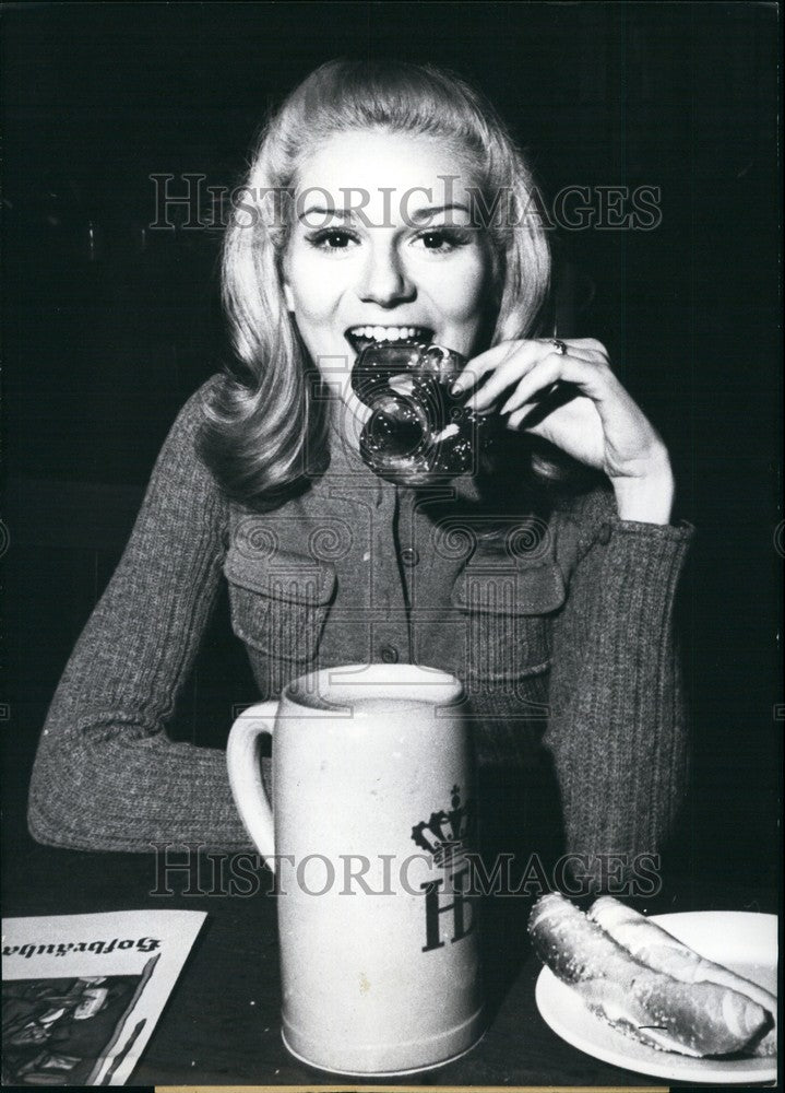 1969, Peggy March and German pretzel & beer - KSB68493 - Historic Images