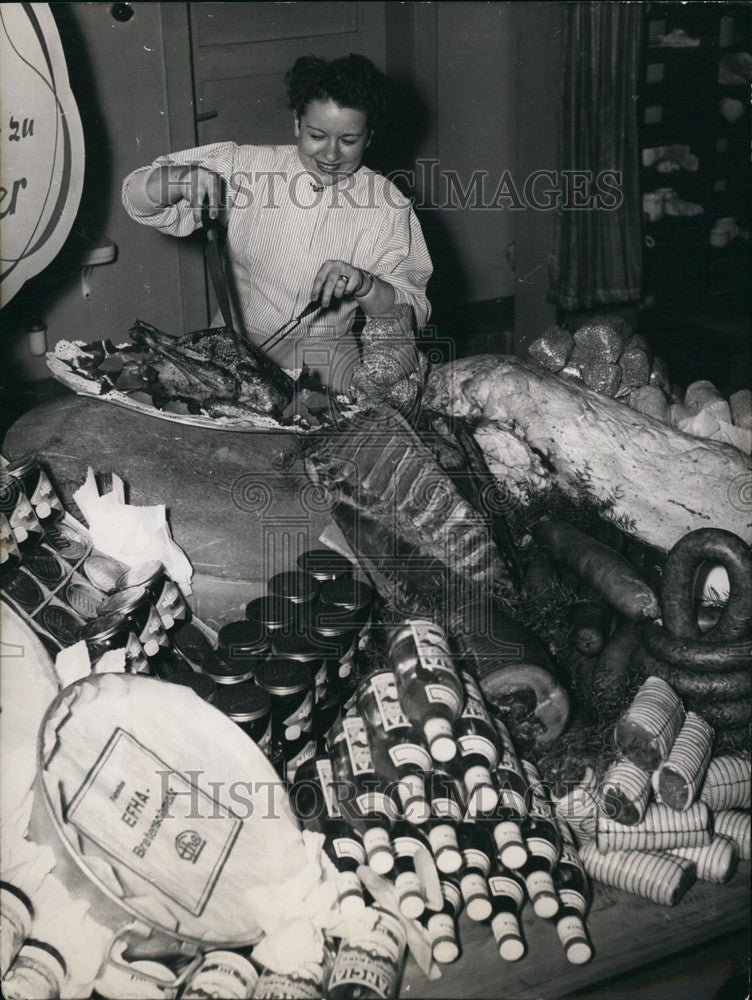 Press Photo  Hildegrad Hampel cutting up food - Historic Images