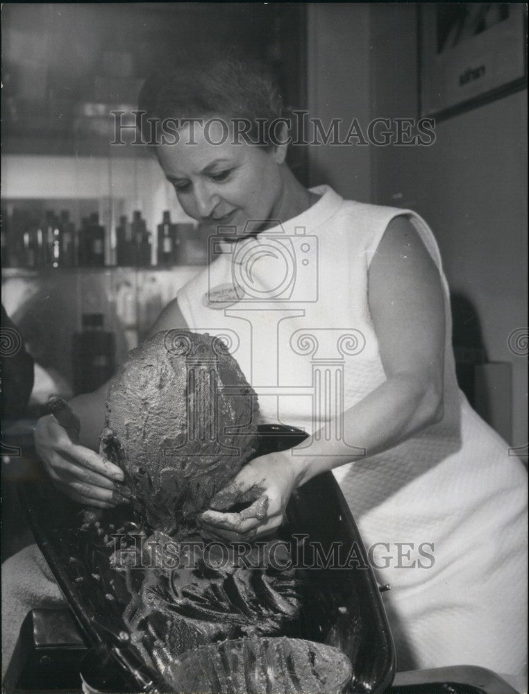 1967 Press Photo Carita Famous Paris Beautician Gives Customer Mud Bath - Historic Images