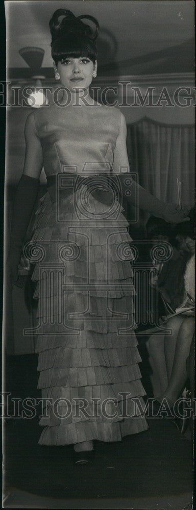 1967 Press Photo Model Wearing Serge Lepage Green Evening Gown - Historic Images
