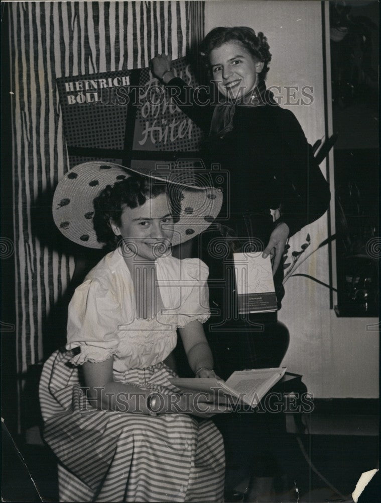 1954 garden girl of the book Frederike - Historic Images