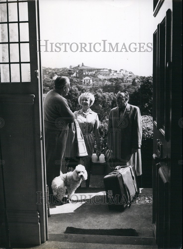 Press Photo Master Greets his guests All guest arriving at Westcliffe-Historic Images