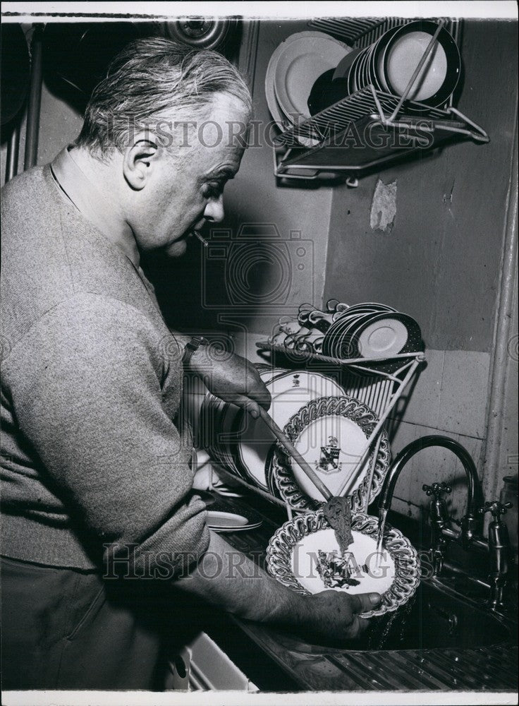 Press Photo The Noble Art of Washing up - KSB68733-Historic Images