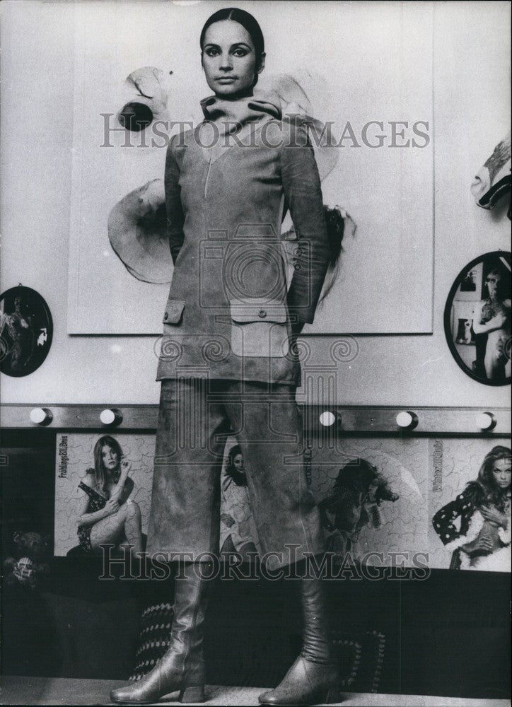 1971 Press Photo Fashion Week Munich/Velour Gaucho Trousers/Hooded Shirt - Historic Images