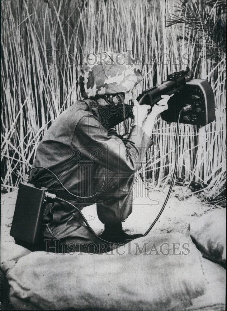 Press Photo World&#39;s Smallest Radar Device demonstrated - Historic Images