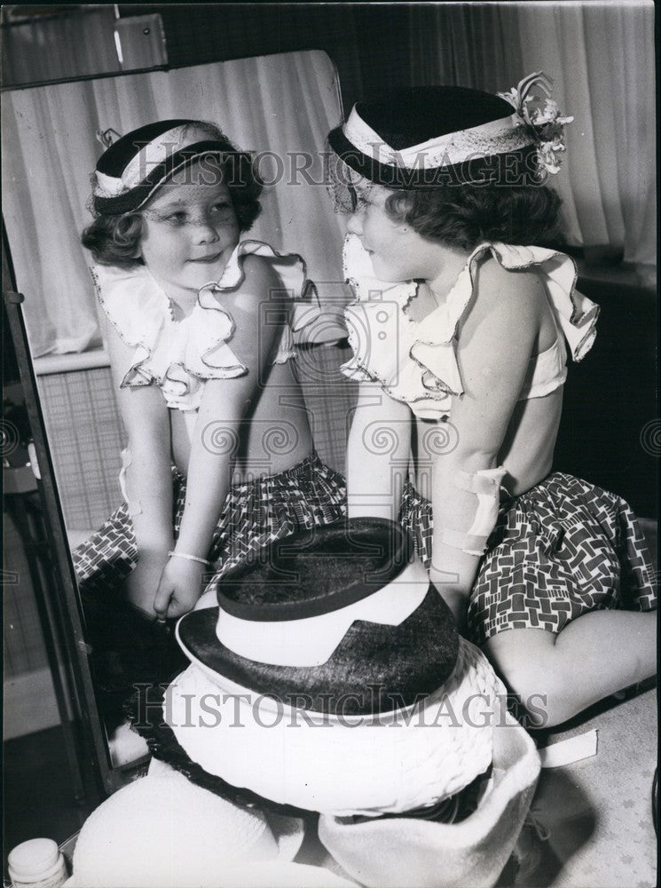 Press Photo Susan finds her mother's hats amusing - Historic Images