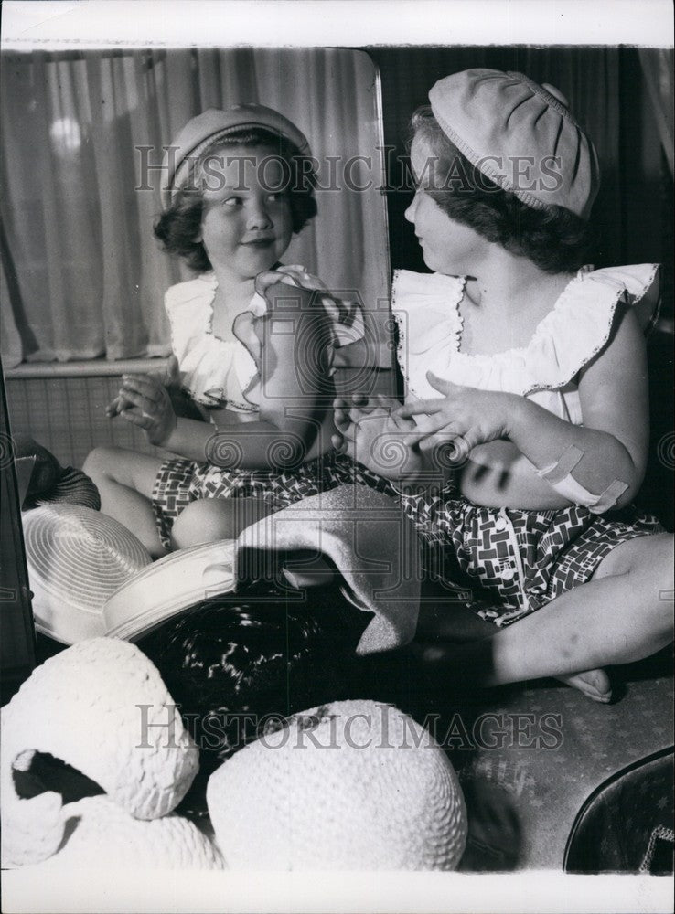 Press Photo Susan Wears Hat - Historic Images