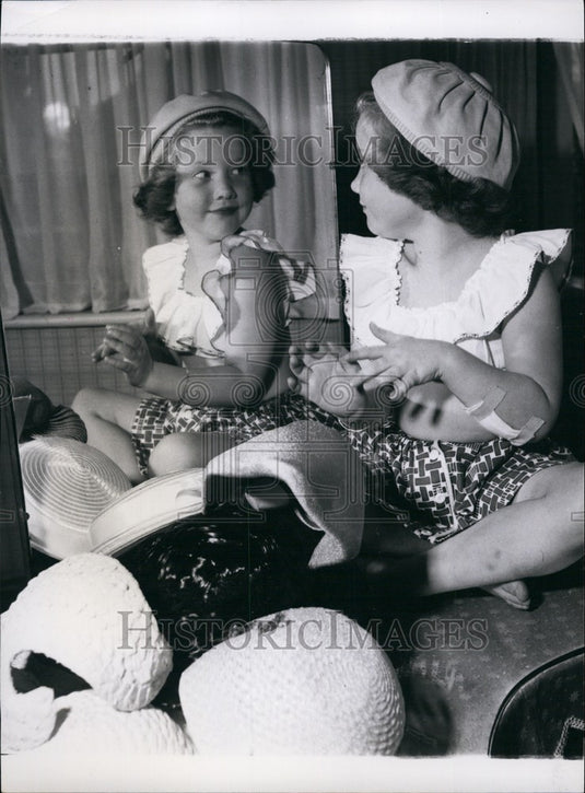 Press Photo Susan Wears Hat - Historic Images
