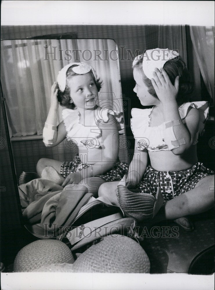 Press Photo Susan Trying to Decide o Hat - KSB68973 - Historic Images