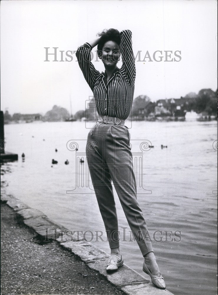 Press Photo Christina Gregg Sgows of Striped Jumper &amp; Jeans - KSB68979-Historic Images