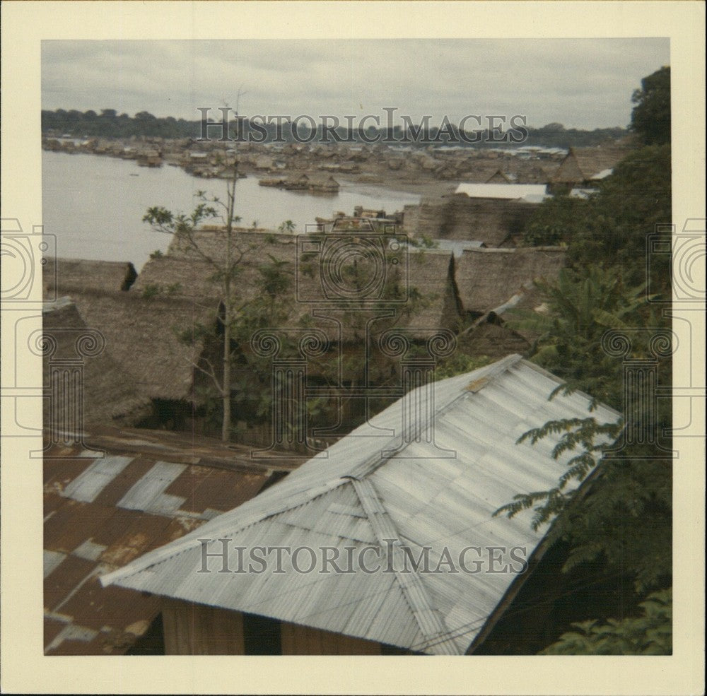 Press Photo Nature Thatched Huts on Amazon Riverbank Iquitos Peru - Historic Images